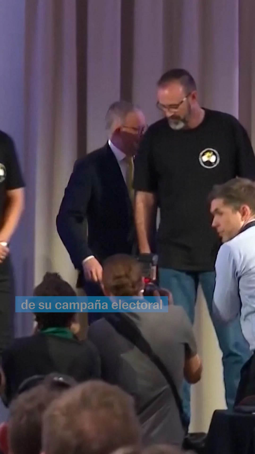 El primer ministro australiano se cae en un mitin