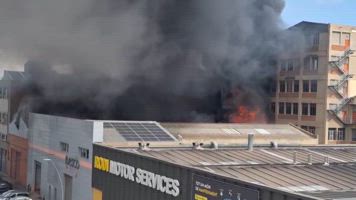 Herido leve un bombero que trabajaba en las tareas de extición del incendio de Barcelona
