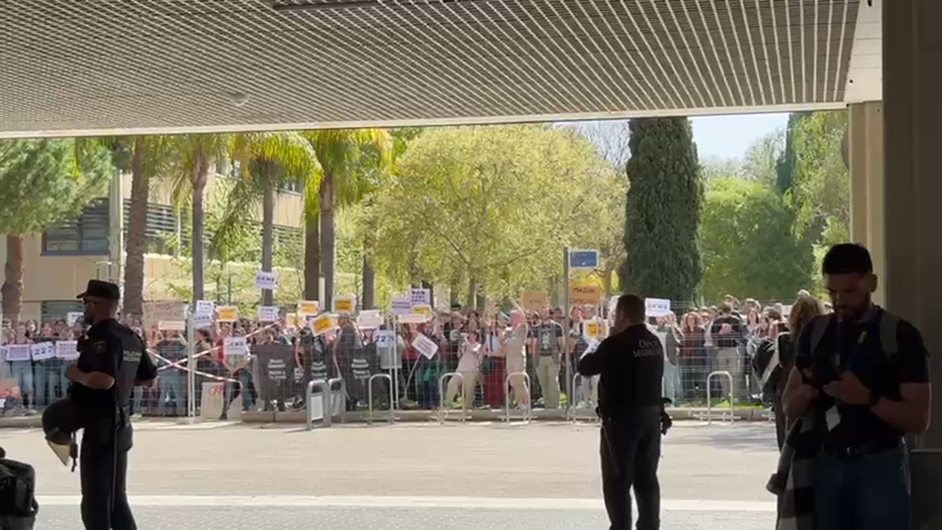 Protestas en la Universidad Politécnica de Valencia contra Mazón antes del acto de toma de posesión del nuevo rector