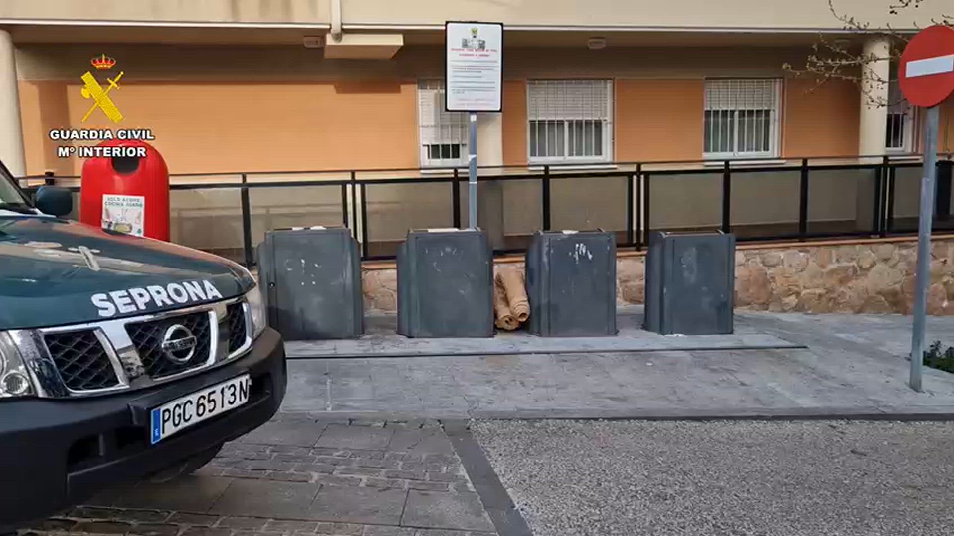 La Guardia Civil investiga a una persona por tirar en un contenedor de basura tres cachorros en la localidad de Collado Mediano