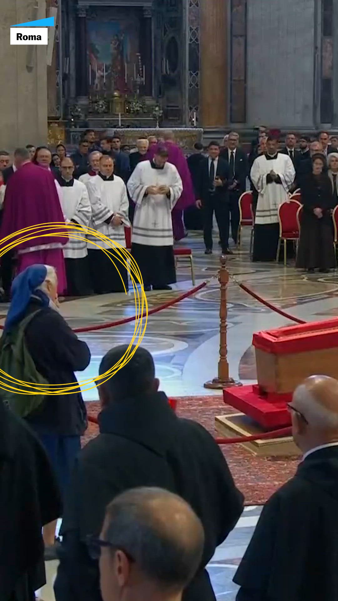 La monja amiga de Francisco que llora ante el féretro