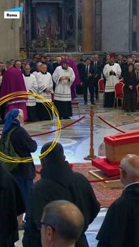 La monja amiga de Francisco que llora ante el féretro