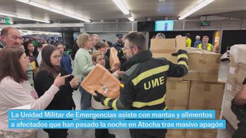 La UME asiste a afectados que han pasado la noche en Atocha tras masivo apagón