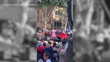 tres personas heridas tras la caida de un panel lumínico en Badalona