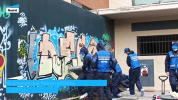 Seis jóvenes conmutan la multa que recibieron al ser pillados pintando grafitis trabajando 60 horas tapando otras pintadas