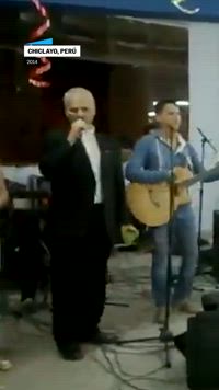 León XIV cantando villancicos