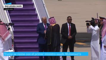 Trump es recibido por bien Salman a su llegada a Arabia Saudí