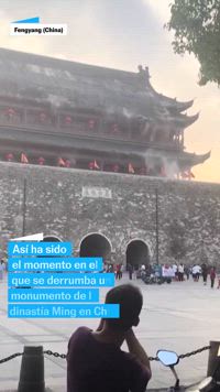 Momento en el que se derrumba un monumento de la dinastía Ming en China