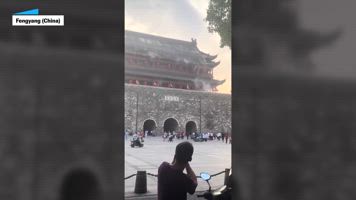 El momento del derrumbe de un monumento de la dinastía Ming en China