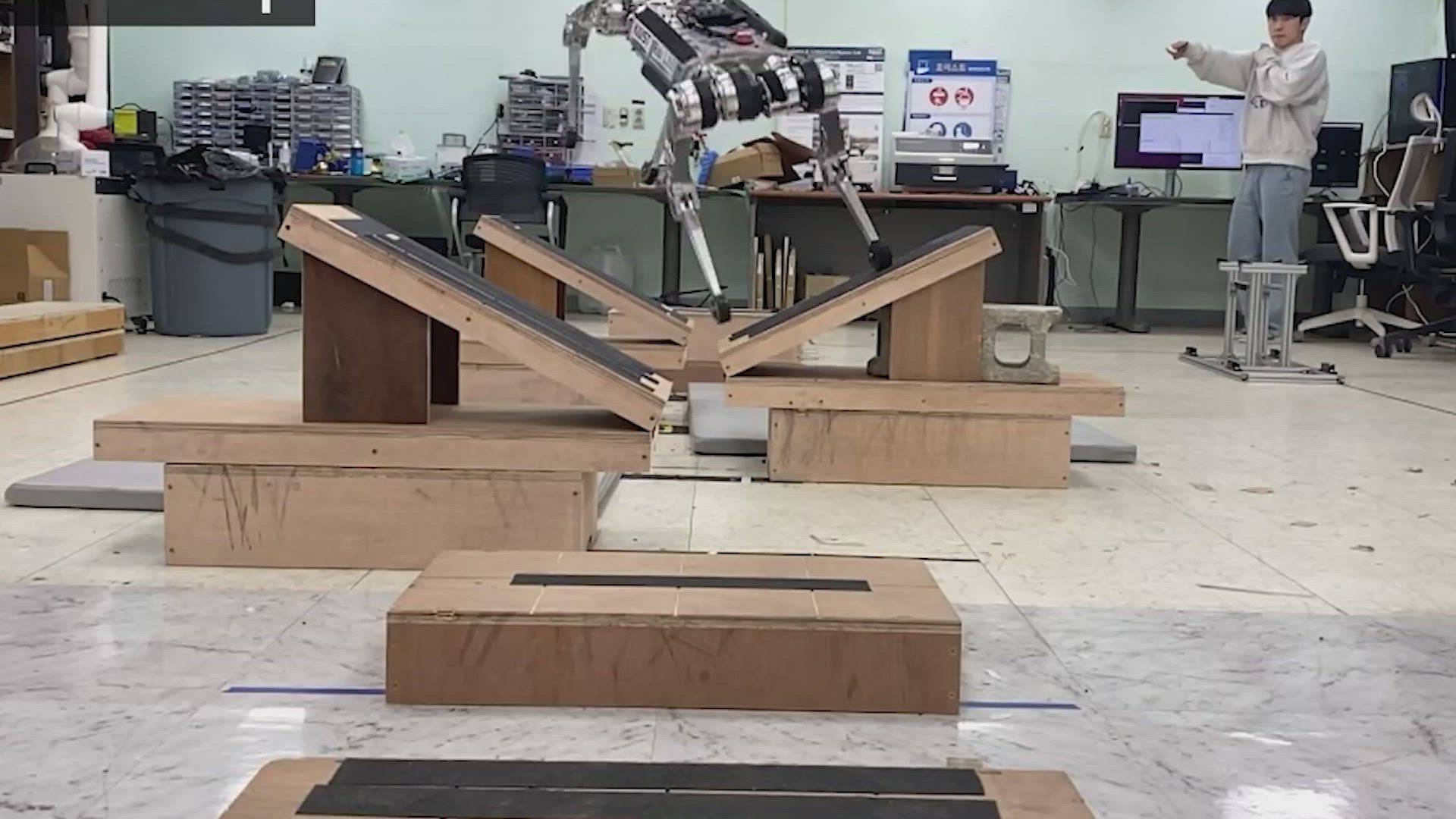 Anymal-D y Raibo practican badmintón y parkour