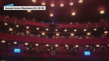 Trump es recibido con vítores y abucheos al atender a una función en Washington D.C