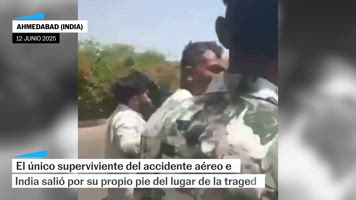 El único superviviente del accidente aéreo en India sale por su propio pie del lugar del accidente
