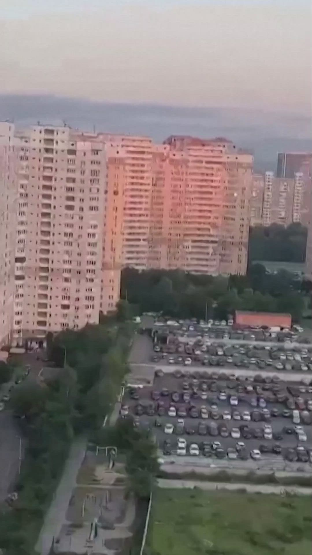 El momento en el que un dron ruso impacta sobre un edificio en Kiev