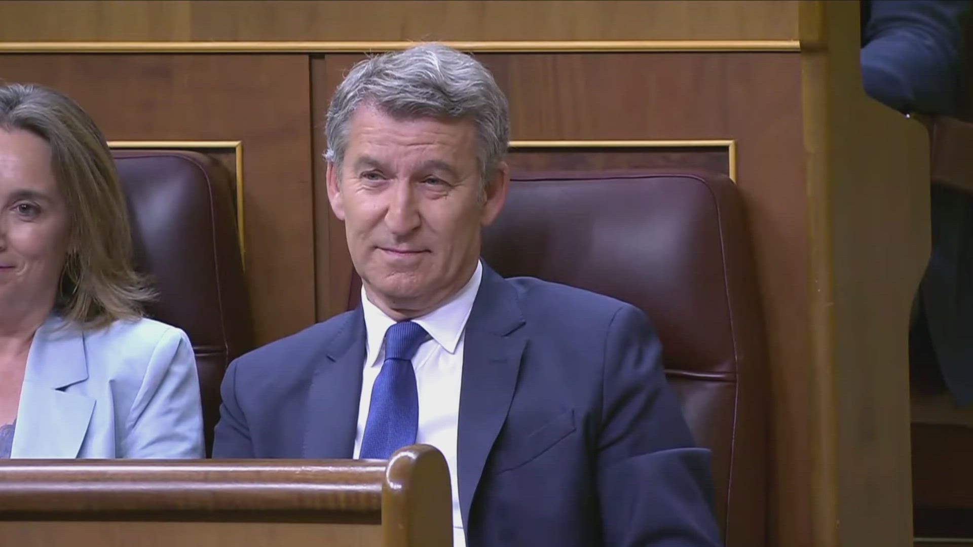 Sánchez, entre los gritos de "dimisión" del PP y los aplausos de los ministros socialistas