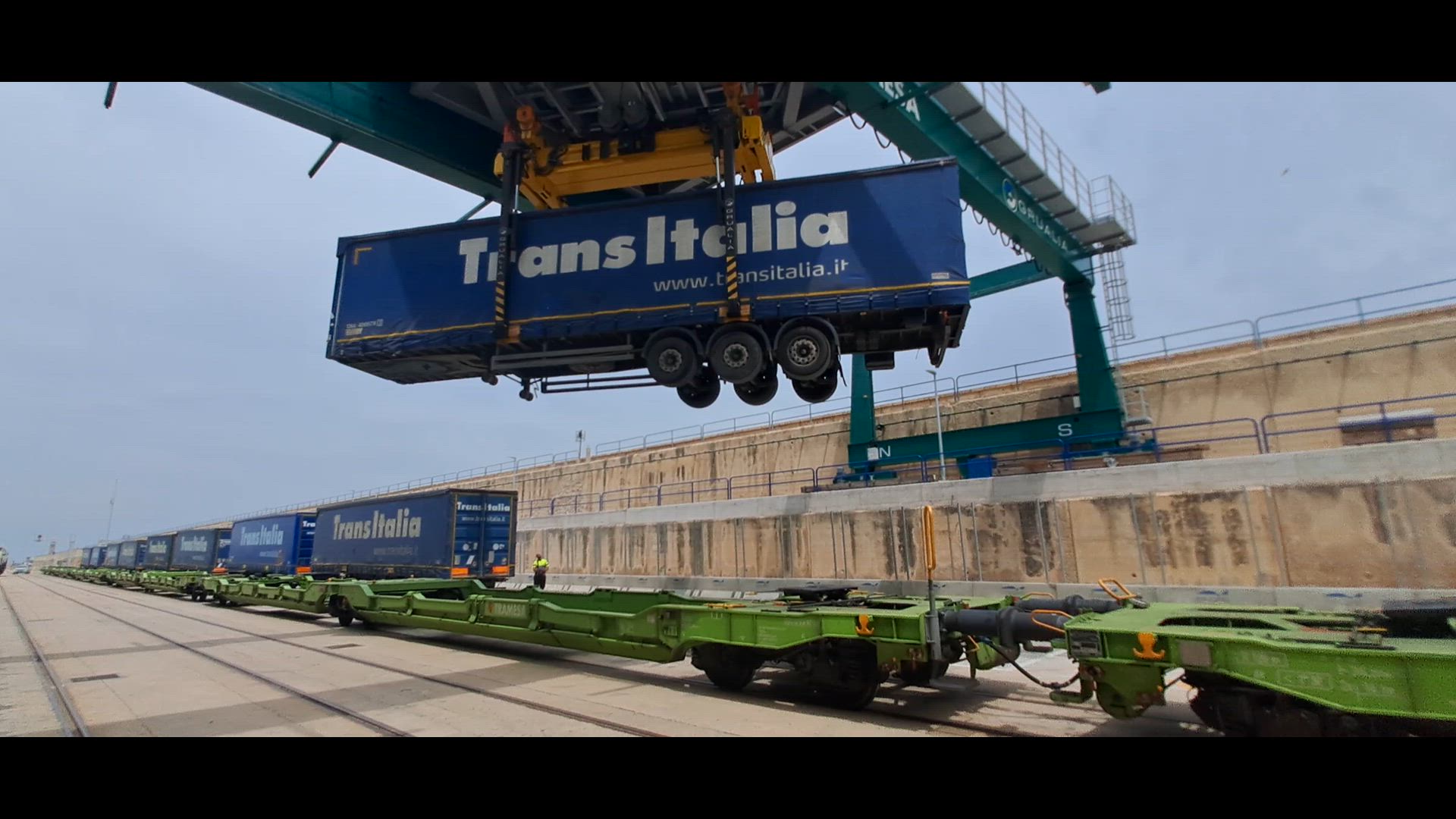 Así se elevan los camiones para montarlos en trenes de la autopista ferroviaria