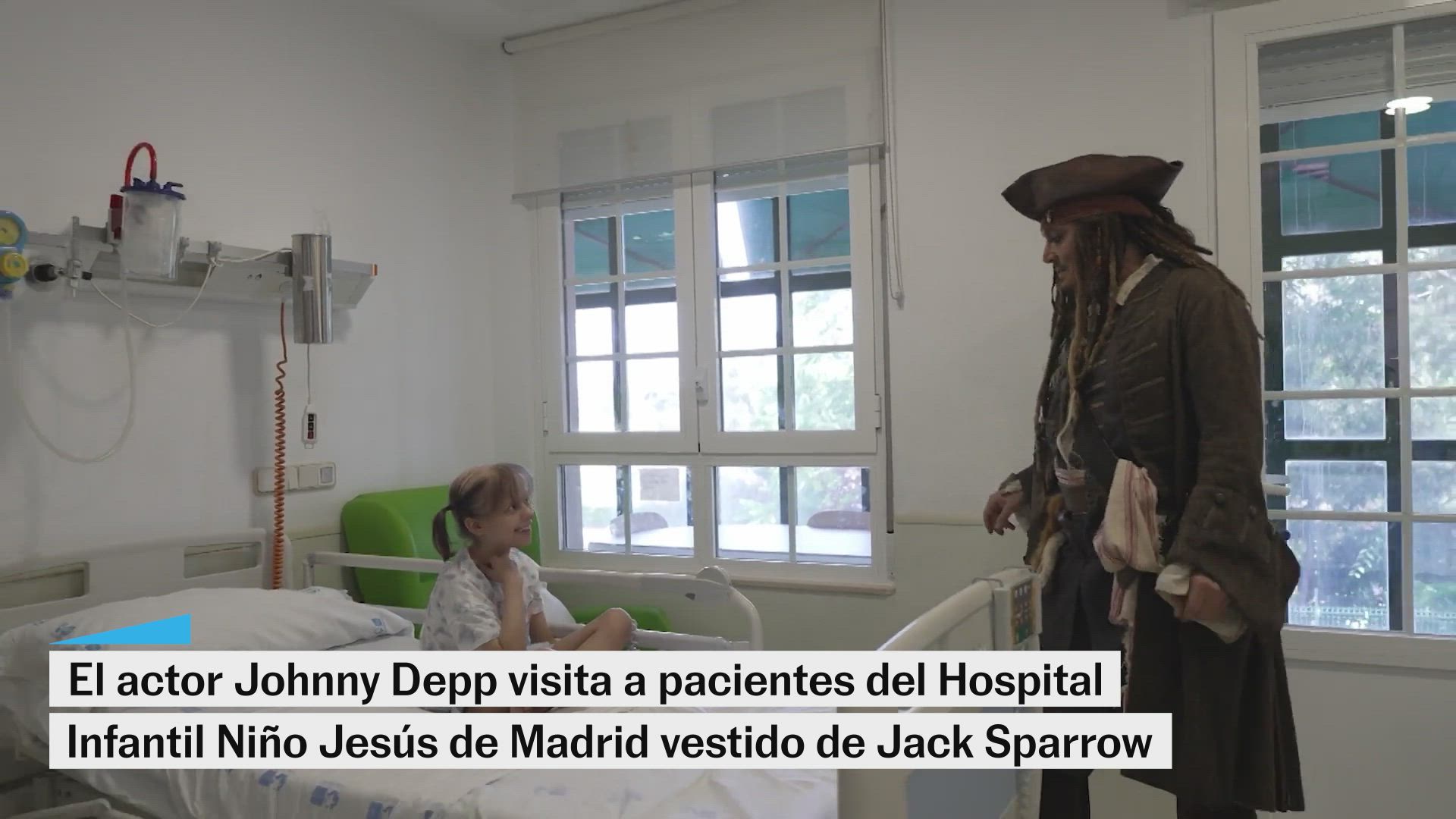 Johnny Depp visita a niños del Hospital Niño Jesús vestido de Jack Sparrow