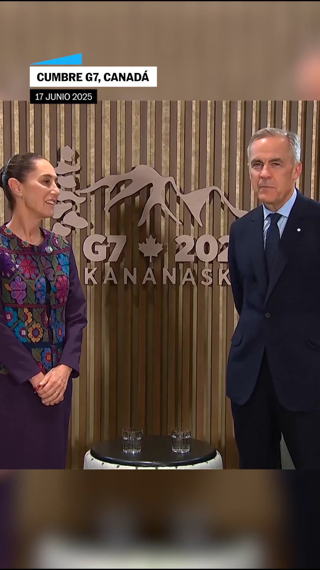 Claudia Sheinbaum regala un balón de futbol a Mark Carney