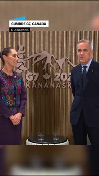 Claudia Sheinbaum regala un balón de futbol a Mark Carney