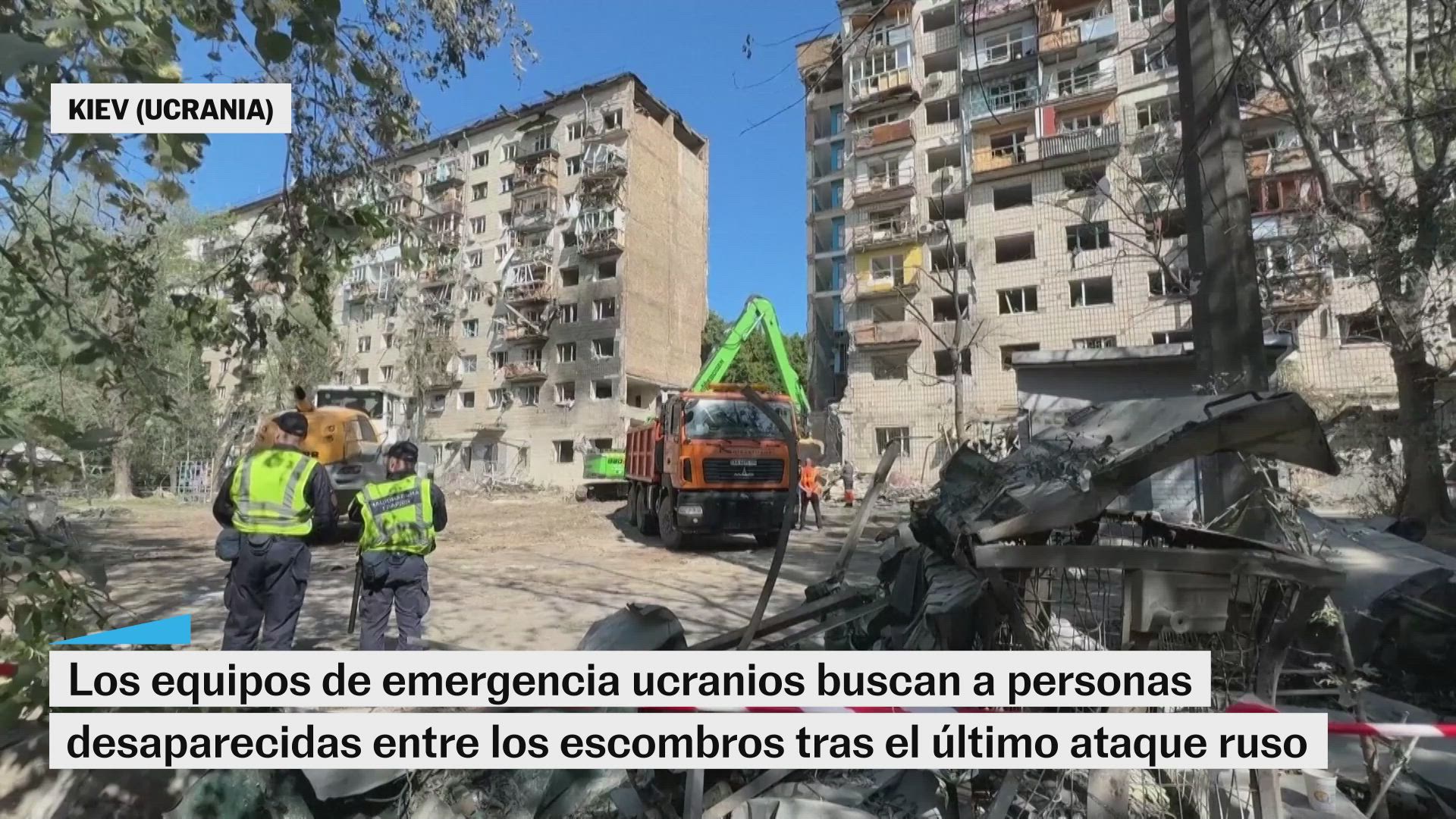 Equipos de emergencia de Ucrania buscan muertos entre los escombros