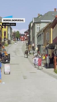 Un reno trota suelto por las calles de Noruega