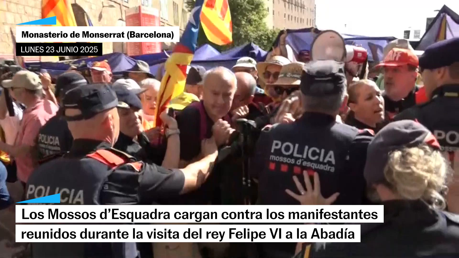 Tensión entre los Mossos y los manifestantes durante la visita del rey Felipe VI al Monasterio de Monserrat