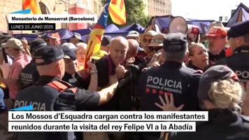 Tensión entre los Mossos y los manifestantes durante la visita del rey Felipe VI al Monasterio de Monserrat