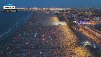 Imágenes de las hogueras de San Juan en varias ciudades de España