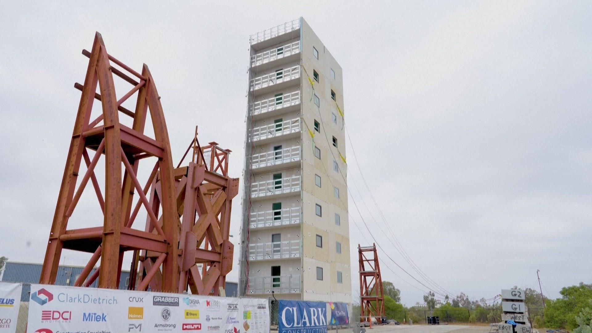 Edificio simulador de sismos en California