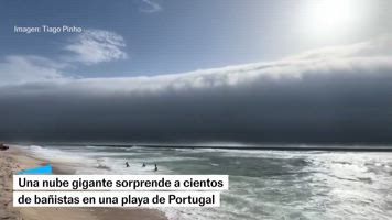 Una nube gigante sorprende a cientos de bañistas en Portugal