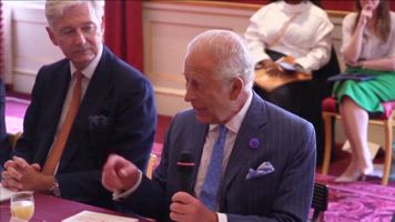 El robot de inteligencia artificial 'Ai-Da' crea el retrato 'Rey Algoritmo' del rey Carlos III