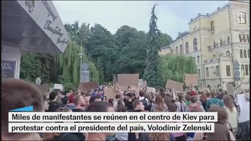 Miles de manifestantes se reúnen en Kiev para protestar contra Zelenski