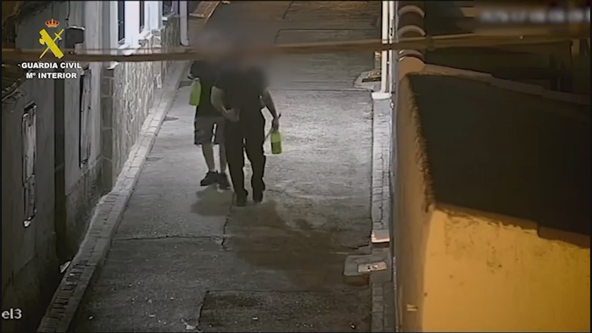 El momento donde dos personas rocian con lejía y lanzar botellas contra una mujer y su hijo en situación de pobreza