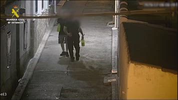 El momento donde dos personas rocian con lejía y lanzar botellas contra una mujer y su hijo en situación de pobreza