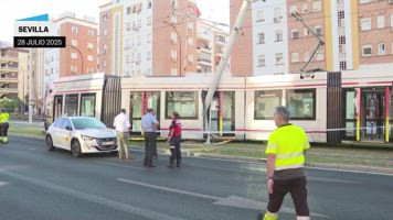 Un tranvía choca contra una catenaria provocando un pequeño incendio en Sevilla