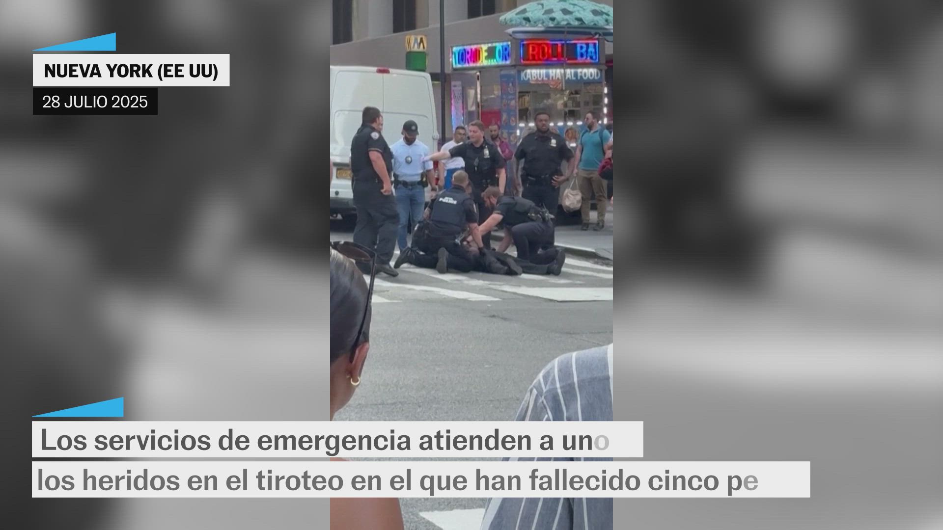 Los servicios de emergencia atienden a uno de los heridos en el tiroteo en el que han fallecido cinco personas