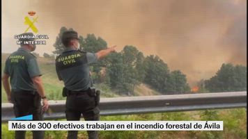 Más de 300 personas tratan de sofocar el incendio de Ávila