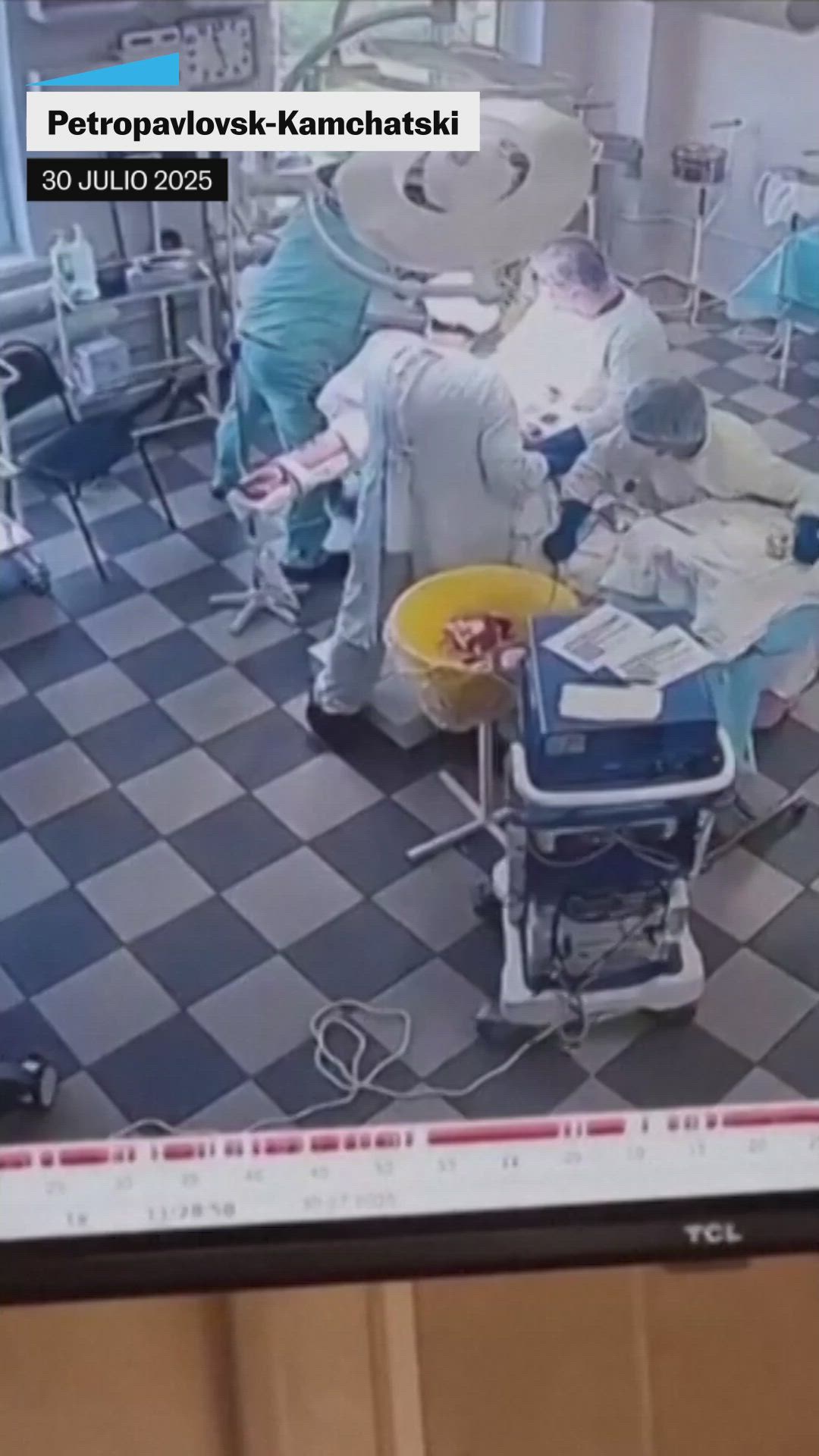 Cirujanos continúan con una operación durante el terremoto en Rusia