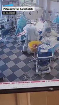 Cirujanos continúan con una operación durante el terremoto en Rusia