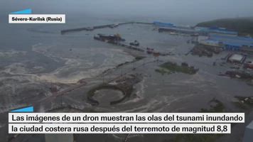 Las imágenes de un dron muestran las olas del tsunami inundando la ciudad costera rusa