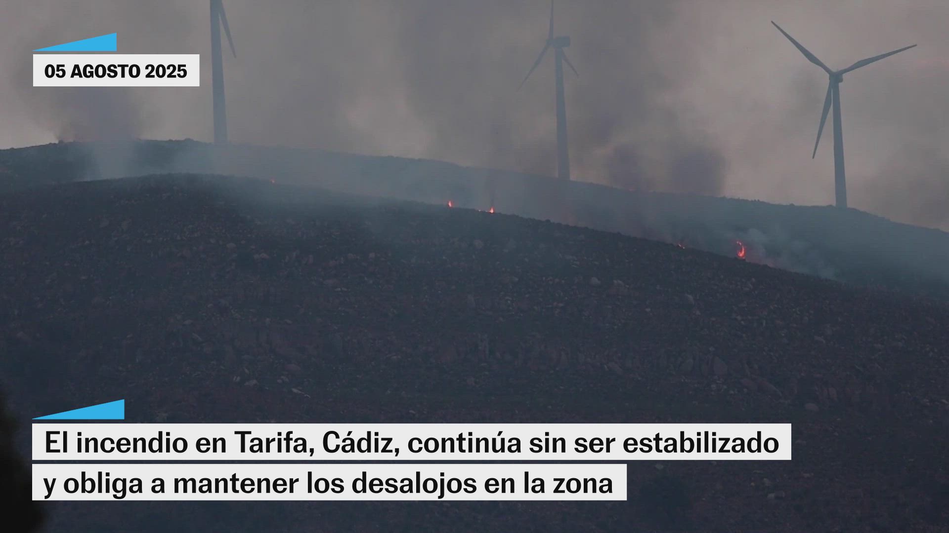 El incendio en Tarifa obliga a mantener los desalojos al no poder estabilizarlo por el viento