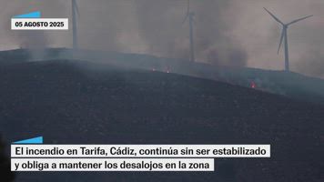 El incendio en Tarifa obliga a mantener los desalojos al no poder estabilizarlo por el viento