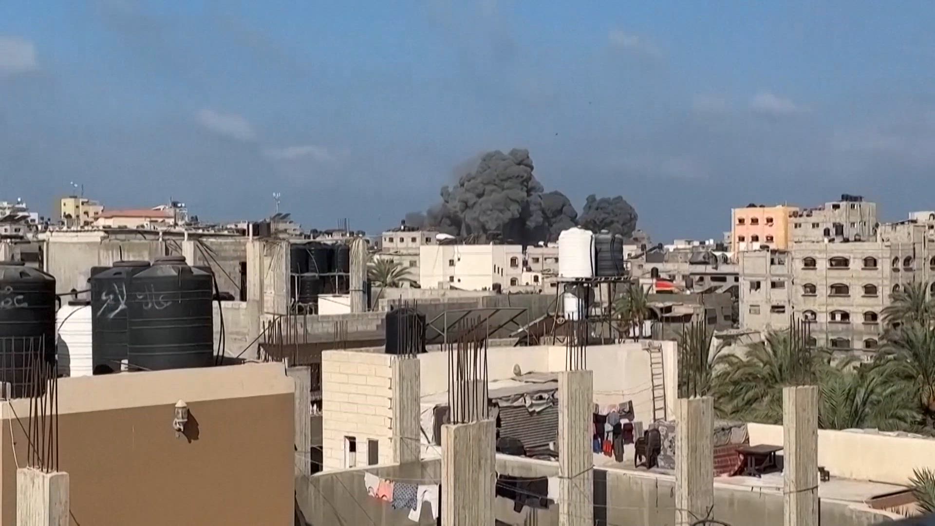 Gaza: el impacto de un mísil y las lágrimas por la muerte de una familia entera en Jan Yunis