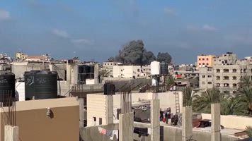 Gaza: el impacto de un mísil y las lágrimas por la muerte de una familia entera en Jan Yunis