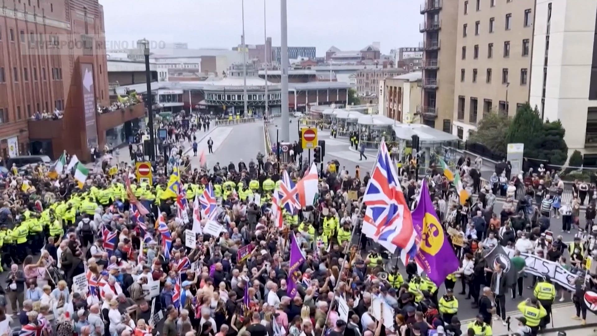 Los ultras solo convocan a unos centenares de manifestantes contra la migración por todo el Reino Unido