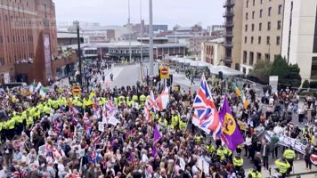 Los ultras solo convocan a unos centenares de manifestantes contra la migración por todo el Reino Unido