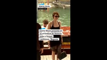 Emma Stone bromea en el Festival de Venecia sobre su 'look' en 'Burgonia'