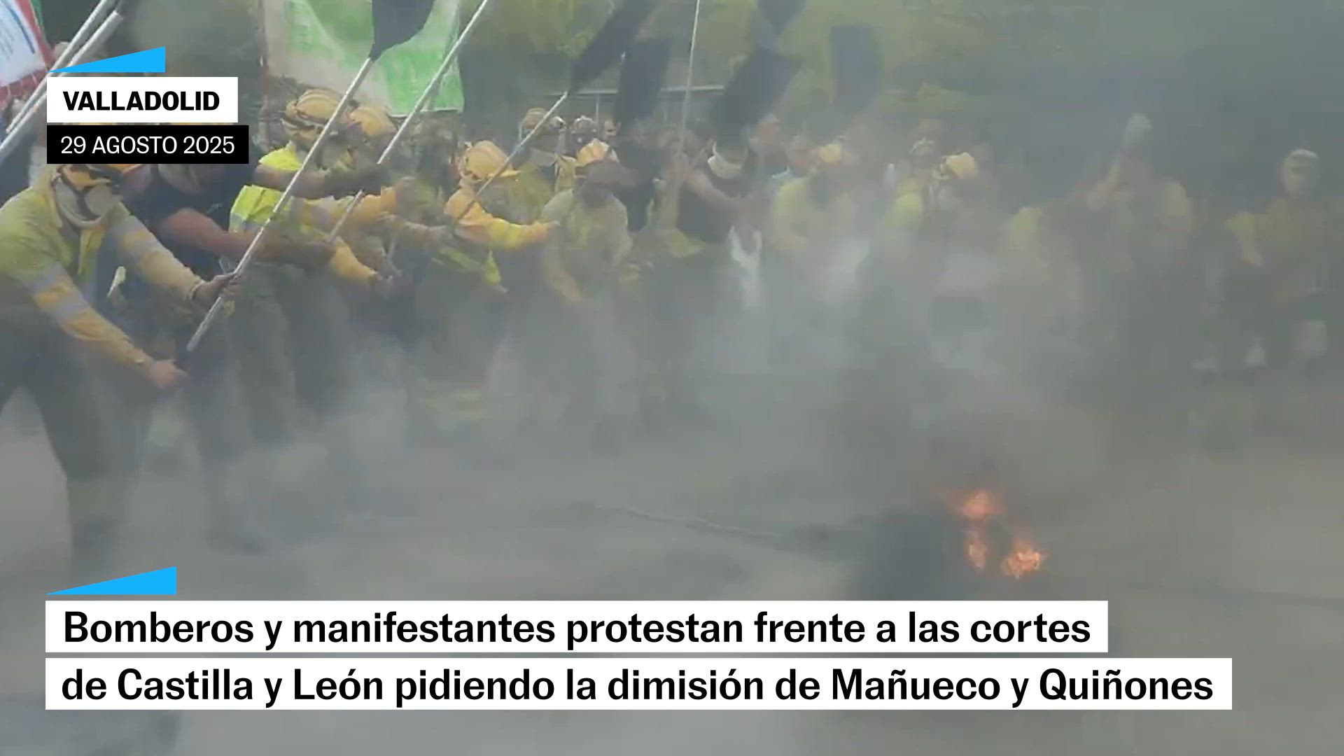 Bomberos y manifestantes protestan para pedir la dimisión de Mañueco y Quiñones
