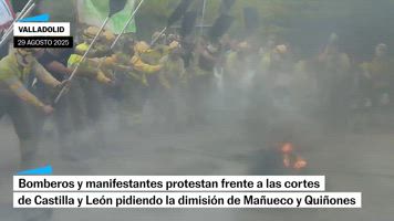 Bomberos y manifestantes protestan para pedir la dimisión de Mañueco y Quiñones