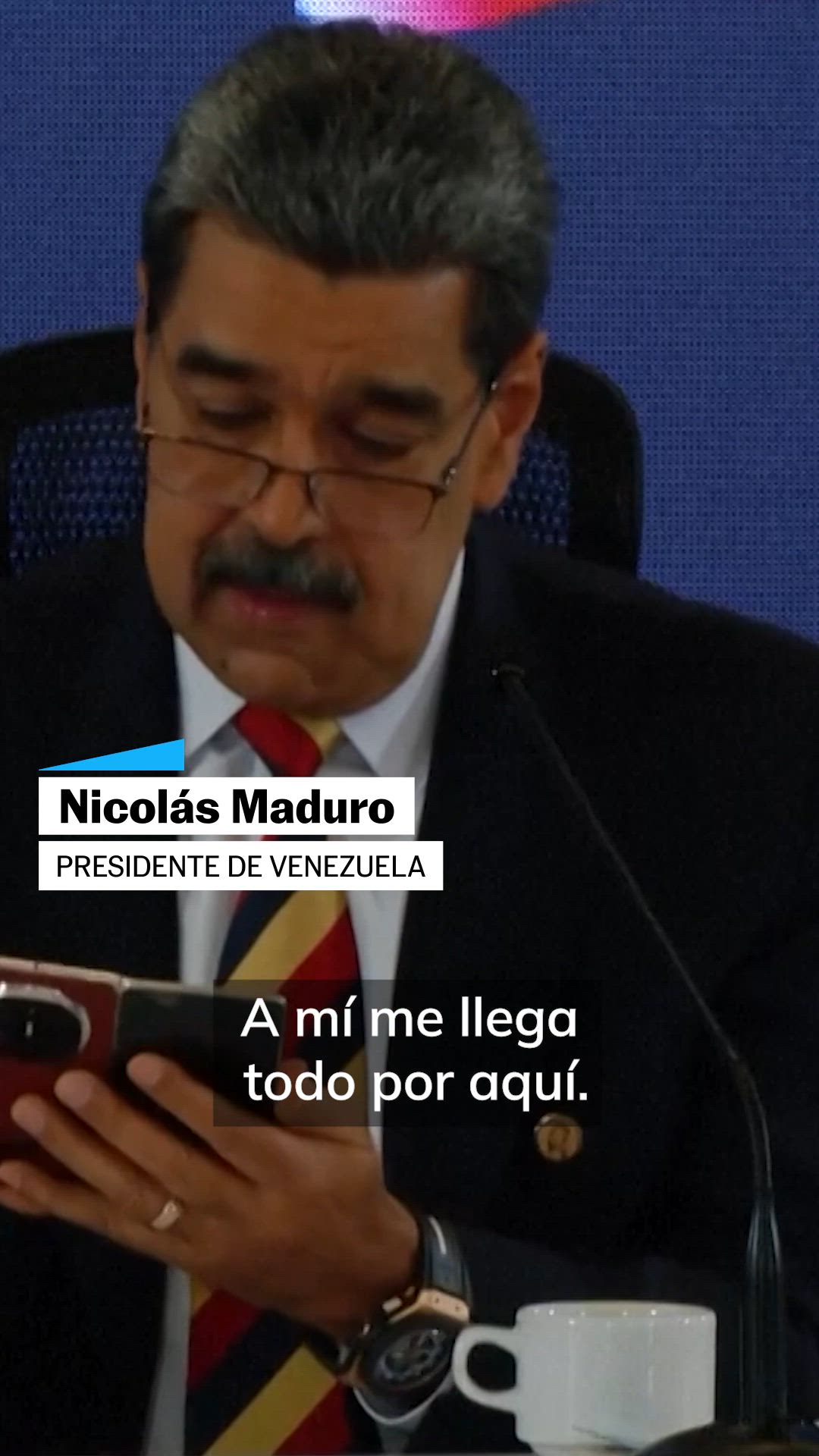 Nicolás Maduro muestra su celular Huawei