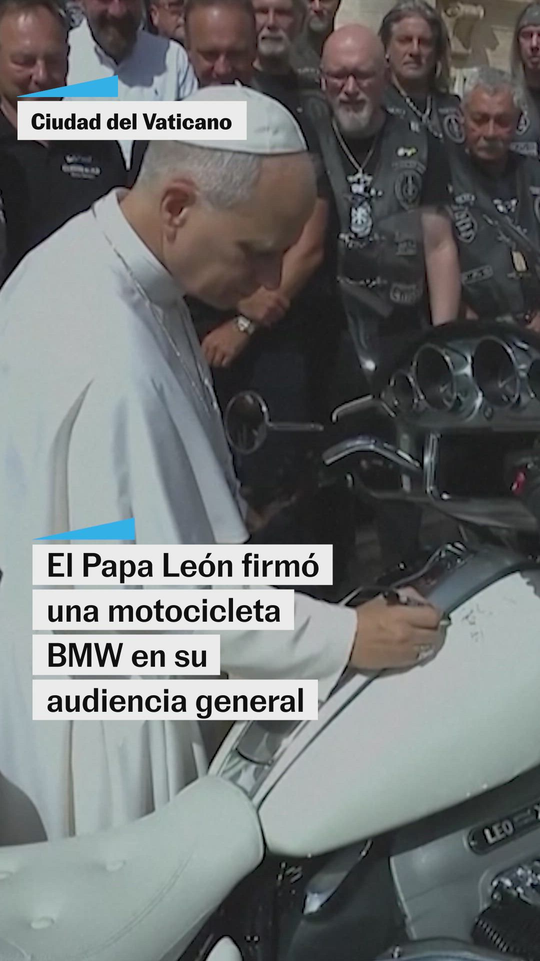 El Papa León firma una motocicleta BMW que será subastada para una causa benéfica